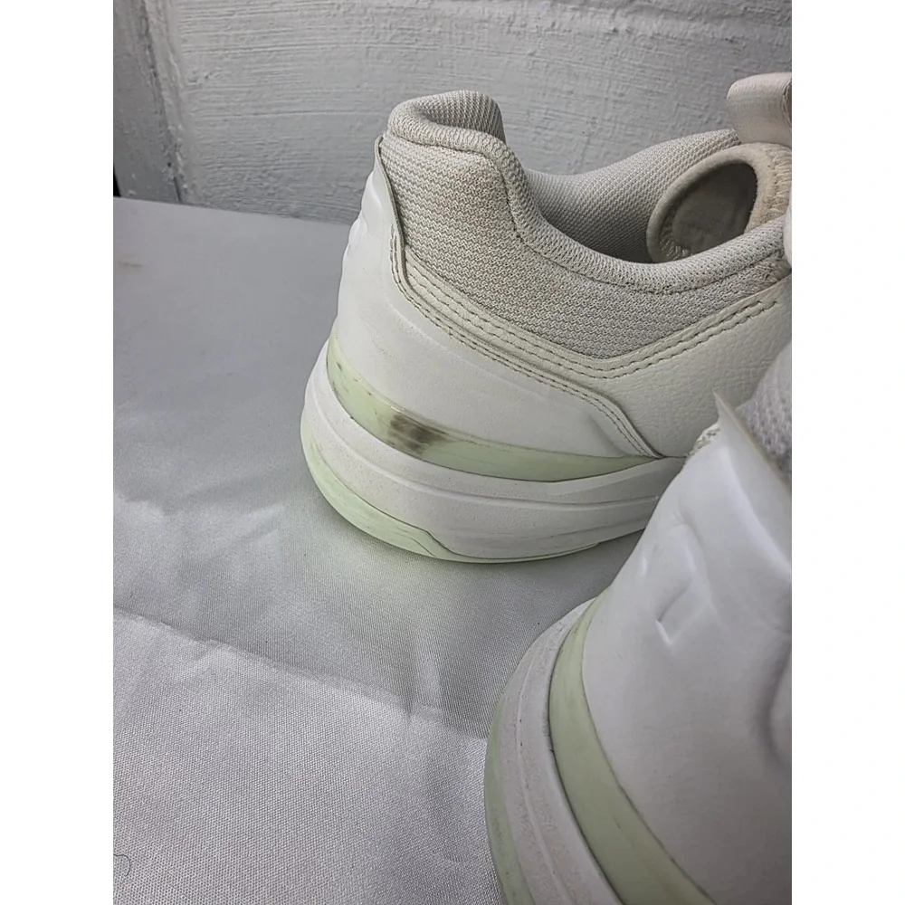On The Roger Clubhouse Swiss Engine Women Size‎ 9 White Light Green Tennis Shoes